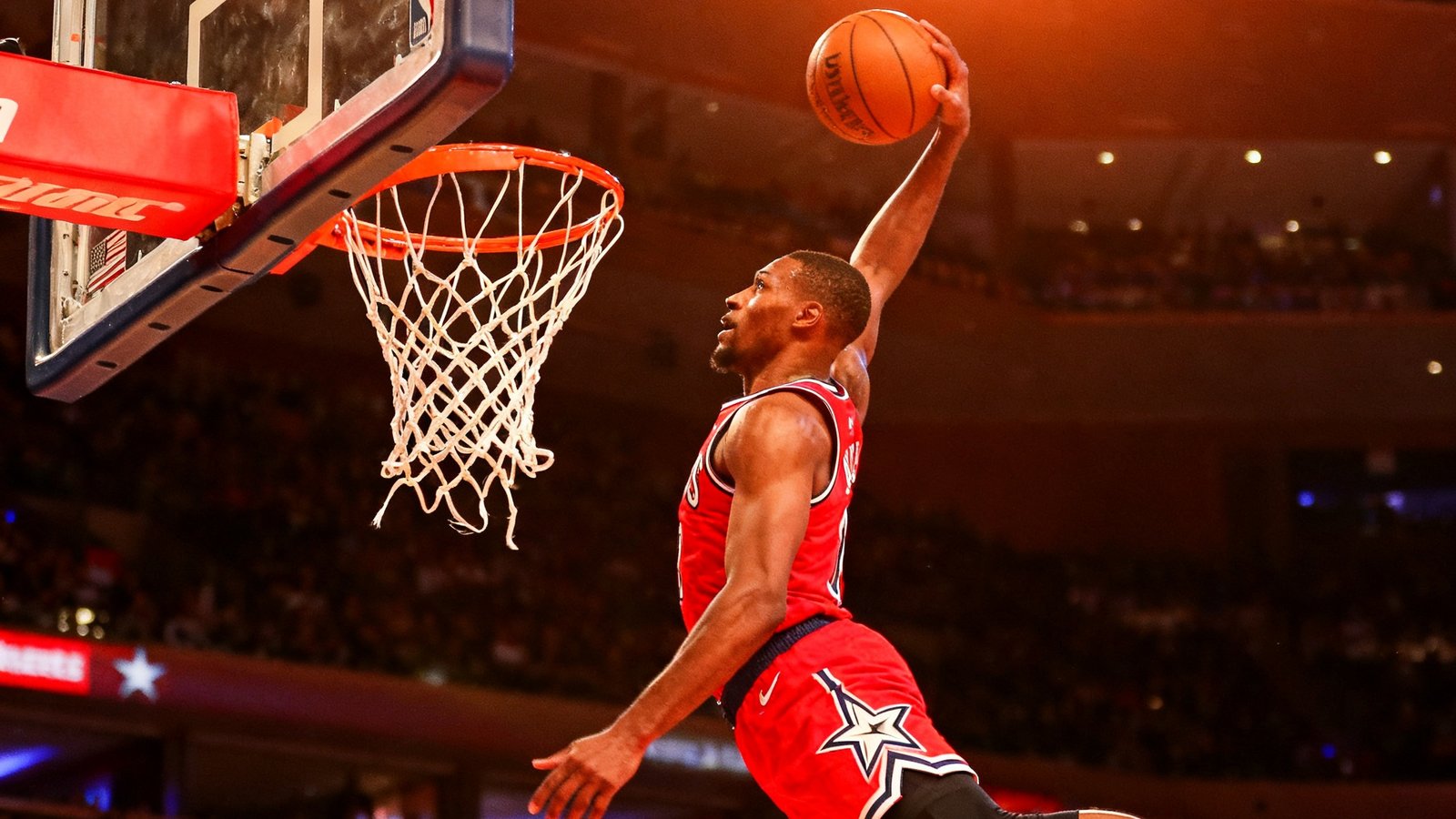 NBA全明星扣篮大赛中球员飞身暴扣的震撼瞬间，篮筐在力量冲击下微微颤动